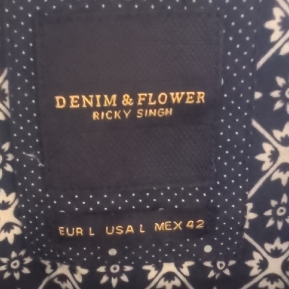 Denim & Flower Blue Casual Button Down Shirt with Pattern - Picture 2 of 4
